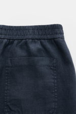Close-up rear view of the elastic waistband and back pocket of 04651/ A trip in a bag Leinen-Jogpants 'Linen Pants' navy, made of pure linen with typical material structure. Perfect for warm days, featuring tapered fit, regular thigh width, ankle length, 
