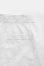 Close-up view of the back pocket and elastic waistband of 04651/ A trip in a bag Leinen-Jogpants 'Linen Pants' weiß, perfect for warm days with pure linen, typical texture, tapered fit, regular thigh width, ankle length, straight cut, elastic waistband, s