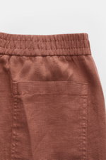 Close-up view of the elastic waistband and back pocket of 04651/ A trip in a bag Leinen-Jogpants 'Linen Pants' rostbraun, made of pure linen with typical texture, tapered fit, regular thigh width, ankle length, straight cut, elastic band, small woven labe