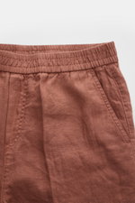 Close-up front view of 04651/ A trip in a bag Leinen-Jogpants 'Linen Pants' rostbraun showing elastic waistband, French pockets, and pure linen fabric texture, perfect for warm days. 

Description: <p>Perfekt für warme Tage: Die Leinen-Jogpants von 04651/