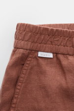 Close-up view of the waistband and pocket area of 04651/ A trip in a bag Leinen-Jogpants 'Linen Pants' rostbraun, made of pure linen with typical material texture, elastic waistband, small woven label, tapered fit, regular thigh width, ankle length, strai