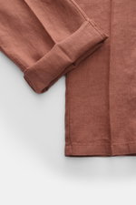 Close-up front view of cuff and hem of 04651/ A trip in a bag Leinen-Jogpants 'Linen Pants' rostbraun in pure linen with typical texture, tapered fit, regular thigh width, ankle length, straight cut, elastic waistband, small woven label, French pockets, a