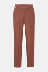 Front view of 04651/ A trip in a bag Leinen-Jogpants 'Linen Pants' rostbraun in pure linen with typical texture, tapered fit, regular thigh width, ankle length, straight cut, elastic waistband, small woven label, French pockets, and patch back pockets, pe