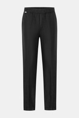 Front view of 04651/ A trip in a bag Leinen-Jogpants 'Linen Pants' schwarz, pure linen tapered fit jogpants with elastic waistband, regular thigh width, ankle length, straight cut, small label, French and patch back pockets. Perfect for warm days: Die Lei