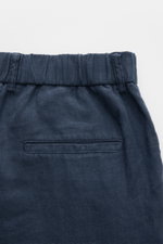 Close-up rear view of 04651/ A trip in a bag Linen jogger pants 'Linen Pants' navy showing elastic waistband and jetted back pocket.

Description: <p>Perfect for warm days: These linen jogger pants by 04651/ A TRIP IN A BAG are the ideal summer essential 