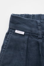 Close-up front view of 04651/ A trip in a bag Linen jogger pants 'Linen Pants' navy showing waistband, drawstring, and texture.

<p>Perfect for warm days: These linen jogger pants by 04651/ A TRIP IN A BAG are the ideal summer essential – for travel or fo