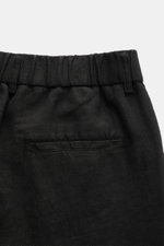 Close-up front view of 04651/ A trip in a bag Linen jogger pants 'Linen Pants' black showing waistband, belt loops, and jetted back pocket.

<p>Perfect for warm days: These linen jogger pants by 04651/ A TRIP IN A BAG are the ideal summer essential – for 
