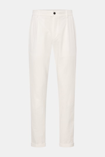 Frontale Aufnahme der offwhite 04651/ A trip in a bag Seersucker-Hose 'Technical Seersucker' aus Microfaser mit feiner Struktur, Tapered Fit, französischen Taschen, Bundknopf, Reißverschluss, doppelter Bundfalte, Leistentaschen am Gesäß, fixiertem Saumauf