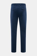 Rückansicht der 04651/ A trip in a bag Baumwoll-Jogpants 'Flex Light' navy in Regular Fit, elastischer Bund, schmal zulaufend, mit Knopftaschen.