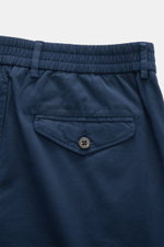 04651/ A trip in a bag Baumwoll-Jogpants 'Flex Light' navy, Rückansicht, kurze schmale Passform, elastischer Bund, geknöpfte Gesäßtasche.