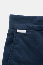 Nahaufnahme der Taille der 04651/ A trip in a bag Baumwoll-Jogpants 'Flex Light' navy aus elastischer Baumwolle mit kleinem Weblabel.