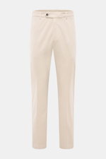 Frontansicht der beige 04651/ A trip in a bag Baumwoll-Jogpants 'Flex Light' mit schmal zulaufendem Regular Fit, kurzem Schnitt, elastischem Bund, Reißverschluss, Bundknopf, französischen Taschen und geknöpften Gesäßtaschen.