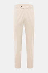 Frontansicht der beige 04651/ A trip in a bag Baumwoll-Jogpants 'Flex Light' mit schmal zulaufendem Regular Fit, kurzem Schnitt, elastischem Bund, Reißverschluss, Bundknopf, französischen Taschen und geknöpften Gesäßtaschen.