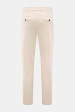 Rückansicht der beige 04651/ A trip in a bag Baumwoll-Jogpants 'Flex Light' mit regular Fit, schmal zulaufend, kurzen Beinen, Knopftaschen.