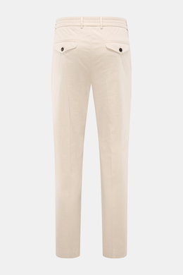 Rückansicht der beige 04651/ A trip in a bag Baumwoll-Jogpants 'Flex Light' mit regular Fit, schmal zulaufend, kurzen Beinen, Knopftaschen.