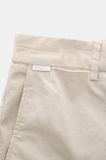 04651/ A trip in a bag Baumwoll-Jogpants 'Flex Light' beige, Detailaufnahme Bund mit kleinem Weblabel, französische Taschen, kurzer Schnitt, Regular Fit.