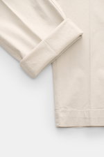 Beige 04651/ A trip in a bag Baumwoll-Jogpants 'Flex Light' im smart casual Stil, schmal zulaufend, Regular Fit, elastisch, Nahaufnahme des Saums, seitliche Perspektive.