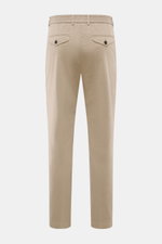 Rückansicht der taupefarbenen 04651/ A trip in a bag Baumwoll-Jogpants 'Flex Light' mit kurzem, sehr schmal zulaufendem Schnitt, teilelastischem Bund, französischen Taschen und geknöpften Gesäßtaschen.