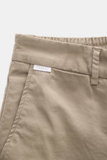 Detailaufnahme der Taille von 04651/ A trip in a bag Baumwoll-Jogpants 'Flex Light' taupe, elastischer Bund, Reißverschluss, weiche Baumwolle.