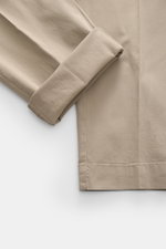 Nahaufnahme der 04651/ A trip in a bag Baumwoll-Jogpants 'Flex Light' taupe, seitlich fotografiert, mit kurzem, sehr schmal zulaufendem Bein, weichem Griff, elastischer Baumwolle und teielastischem Bund.