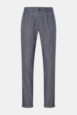 Frontansicht der graublauen 04651/ A trip in a bag Denim Chino 'Denim Pants' aus Leinen-Baumwolle, tapered fit, knöchellang mit fixiertem Saumaufschlag.