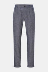 Frontansicht der graublauen 04651/ A trip in a bag Denim Chino 'Denim Pants' aus Leinen-Baumwolle, tapered fit, knöchellang mit fixiertem Saumaufschlag.
