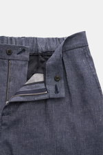 04651/ A trip in a bag Denim Chino 'Denim Pants' graublau, Detailaufnahme von Bund und Reißverschluss, Leinen-Baumwoll-Mix, halbelastisch, tapered Fit.