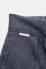 04651/ A trip in a bag Denim Chino 'Denim Pants' graublau, Detailaufnahme fixierter Saumaufschlag, Leinen-Baumwoll-Mix, halb elastisch, schmal zulaufend.