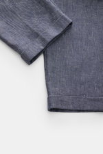 Graublauer Stoff der 04651/ A trip in a bag Denim Chino 'Denim Pants' mit fixiertem Saumaufschlag, aus Leinen-Baumwoll-Mix, Detailaufnahme.