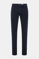Front view of Jacob Cohen Chino 'Bobby' navy slim fit pants made of pure elastic cotton with tonal velour leather patch, zip, and button.

Description: <p>Setzen Sie auf modernen Luxus im Alltag: Die schmal geschnittene Chino 'Bobby' von JACOB COHEN überz
