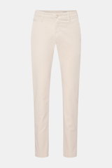 Front view of Jacob Cohen Chino 'Bobby' sand pants in slim fit, made from soft, elastic pure cotton with leather patch and buttoned back pockets. 

Setzen Sie auf modernen Luxus im Alltag: Die schmal geschnittene Chino 'Bobby' von JACOB COHEN überzeugt mi