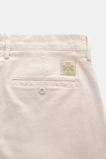 Rear close-up view of Jacob Cohen Chino 'Bobby' sand, slim fit pants made of pure elastic cotton with soft touch, featuring French pockets, buttoned back pocket, tonal suede leather patch, zipper and waistband button.

Setzen Sie auf modernen Luxus im All