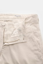 Close-up front view of the Jacob Cohen Chino 'Bobby' sand showing zipper, button, and side pocket details, made of elastic pure cotton.

Description: <p>Setzen Sie auf modernen Luxus im Alltag: Die schmal geschnittene Chino 'Bobby' von JACOB COHEN überzeu