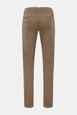 Rear view of Jacob Cohen Chino 'Bobby' graubraun in slim fit, made from pure elastic cotton with soft touch, featuring buttoned back pockets, tonal suede leather patch, zipper, waistband button, French pockets, and piped coin pocket. Setzen Sie auf modern