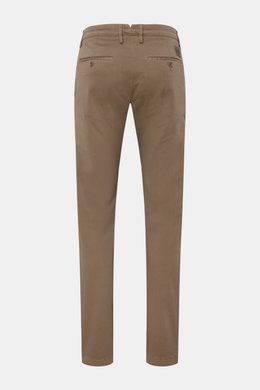 Rear view of Jacob Cohen Chino 'Bobby' graubraun in slim fit, made from pure elastic cotton with soft touch, featuring buttoned back pockets, tonal suede leather patch, zipper, waistband button, French pockets, and piped coin pocket. Setzen Sie auf modern