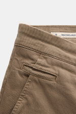 Close-up front-side view of Jacob Cohen Chino 'Bobby' graubraun in slim fit, made of high-quality elastic cotton with tonal velours leather patch.

Description: <p>Setzen Sie auf modernen Luxus im Alltag: Die schmal geschnittene Chino 'Bobby' von JACOB CO
