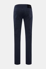 Jacob Cohen Baumwollhose 'Bard' navy in Slim Fit, schmal zulaufend, Rückansicht, Five-Pocket-Stil, elastische reine Baumwolle, Leather Patch Ponyfell-Optik.