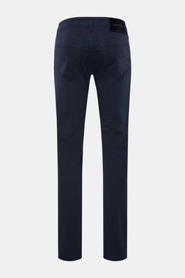 Jacob Cohen Baumwollhose 'Bard' navy in Slim Fit, schmal zulaufend, Rückansicht, Five-Pocket-Stil, elastische reine Baumwolle, Leather Patch Ponyfell-Optik.