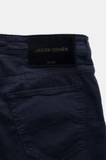 Jacob Cohen Baumwollhose 'Bard' navy, Nahaufnahme der Rückseite mit Five-Pocket-Stil, elastischer Baumwolle und Ponyfell-Lederpatch.