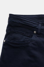 Jacob Cohen Baumwollhose 'Bard' navy, Nahaufnahme von vorne, Five-Pocket-Stil, elastische Baumwolle, Slim Fit, Ponyfell-Lederpatch, tonales Stitching.