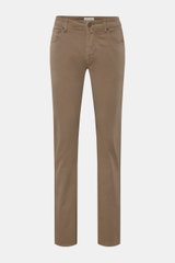 Jacob Cohen Baumwollhose 'Bard' graubraun, Slim Fit, Five-Pocket-Stil, elastisch, Button Fly, Leather Patch in Ponyfell-Optik, Frontalansicht.