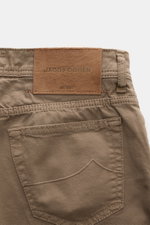 Jacob Cohen Baumwollhose 'Bard' graubraun, Slim Fit, Five-Pocket-Stil mit Ponyfell-Lederpatch, Detailfoto von hinten schräg oben.