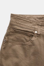 Jacob Cohen Baumwollhose 'Bard' graubraun, Five-Pocket-Stil, elastisch, Slim Fit, Button Fly, Münztasche mit Initial, Leather Patch Ponyfell, Detailaufnahme von vorne oben.