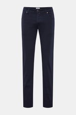 Front view of Jacob Cohen Baumwollhose 'Nick' navy slim fit cotton pants with elastic quality, five-pocket style, button fly, and pony hair leather patch. Setzen Sie auf modernen Luxus im Alltag: Die Five-Pocket-Hose 'Nick' von JACOB COHEN kombiniert hoch