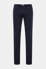 Front view of Jacob Cohen Baumwollhose 'Nick' navy slim fit cotton pants with elastic quality, five-pocket style, button fly, and pony hair leather patch. Setzen Sie auf modernen Luxus im Alltag: Die Five-Pocket-Hose 'Nick' von JACOB COHEN kombiniert hoch