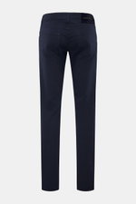 Rear view of Jacob Cohen Baumwollhose 'Nick' navy slim fit cotton pants with five-pocket style, elastic quality, tonal stitching, and ponyhair-look leather patch. 

Description: <p>Setzen Sie auf modernen Luxus im Alltag: Die Five-Pocket-Hose 'Nick' von J