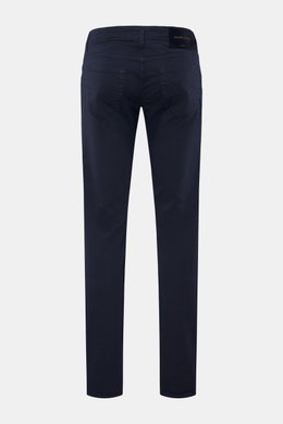 Rear view of Jacob Cohen Baumwollhose 'Nick' navy slim fit cotton pants with five-pocket style, elastic quality, tonal stitching, and ponyhair-look leather patch. 

Description: <p>Setzen Sie auf modernen Luxus im Alltag: Die Five-Pocket-Hose 'Nick' von J