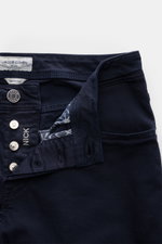Close-up front view of Jacob Cohen Baumwollhose 'Nick' navy showing button fly, tonal stitching, and leather patch in ponyhair look, made of pure elastic cotton.

Description: <p>Setzen Sie auf modernen Luxus im Alltag: Die Five-Pocket-Hose 'Nick' von JAC