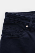 Close-up front view of Jacob Cohen Baumwollhose 'Nick' navy, featuring pure elastic cotton, slim fit, button fly, five-pocket style with tonal stitching and pony fur leather patch. Setzen Sie auf modernen Luxus im Alltag: Die Five-Pocket-Hose 'Nick' von J