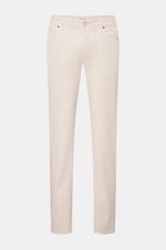 Jacob Cohen Baumwollhose 'Nick' sand, Slim Fit Five-Pocket-Hose aus elastischer Baumwolle mit Button Fly, seitliche Frontansicht, Leather Patch in Ponyfell-Optik.